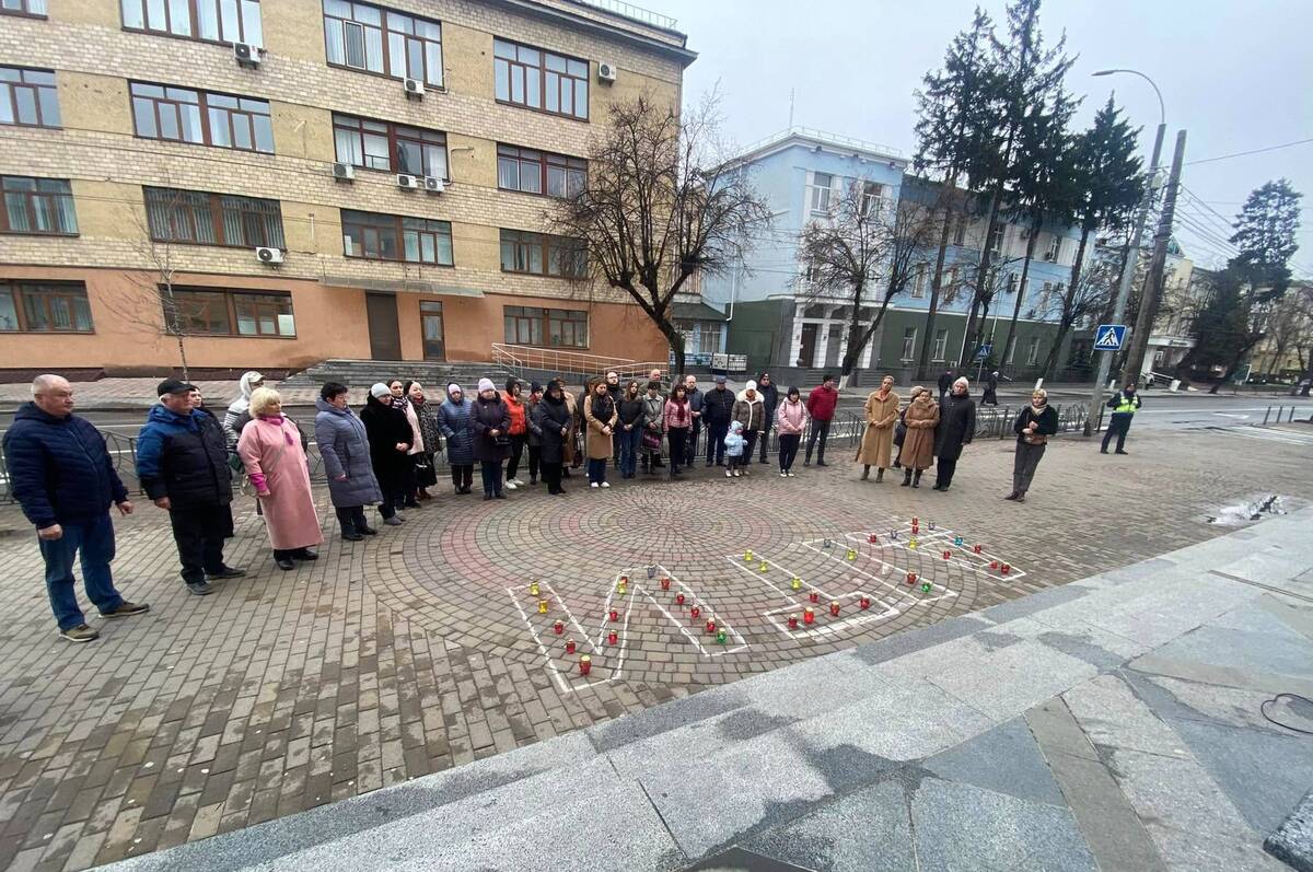 У Вінниці вшанували пам’ять жертв російського авіаудару по Маріупольському театру

