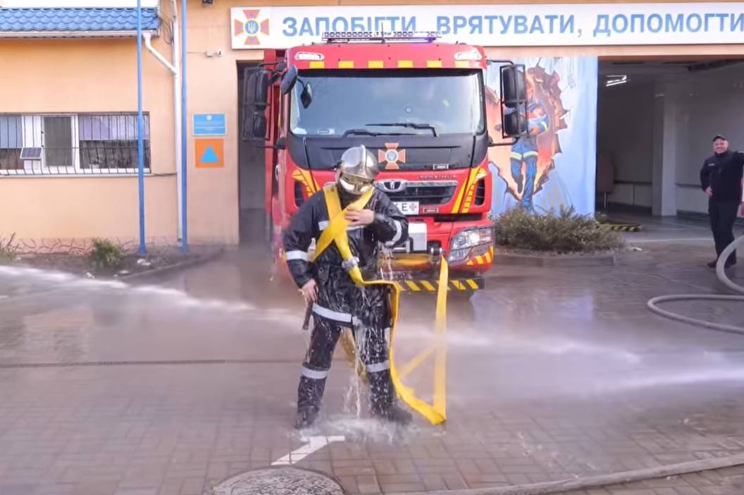 На пенсію - під оплески: як у Вінниці проводжали на відпочинок пожежника