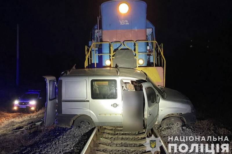 Смертельна ДТП на Вінниччині: автомобіль зіткнувся з локомотивом вантажного потяга