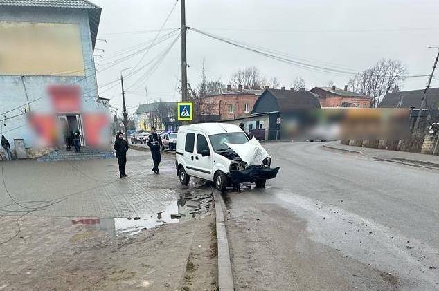 У місті Бар п'яний водій влетів у електроопору: що відомо про постраждалих