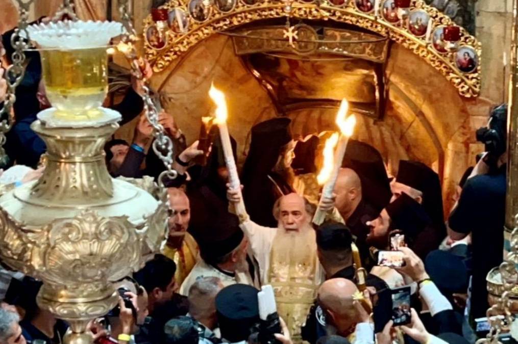 У Єрусалимі в храмі Гробу Господнього зійшов Благодатний вогонь