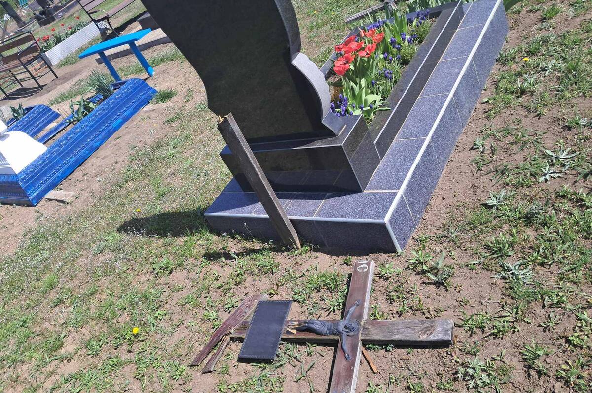 У селі на Вінниччині вандали пошкодили могили на кладовищі (фото)