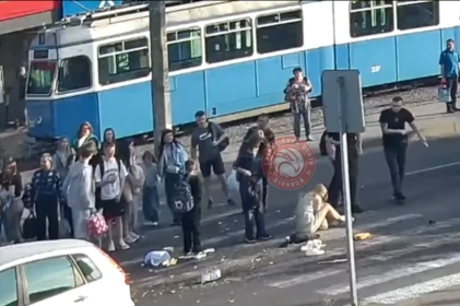 Біля Західного автовокзалу мотоцикліст ледь не врізався в натовп: постраждала дівчина