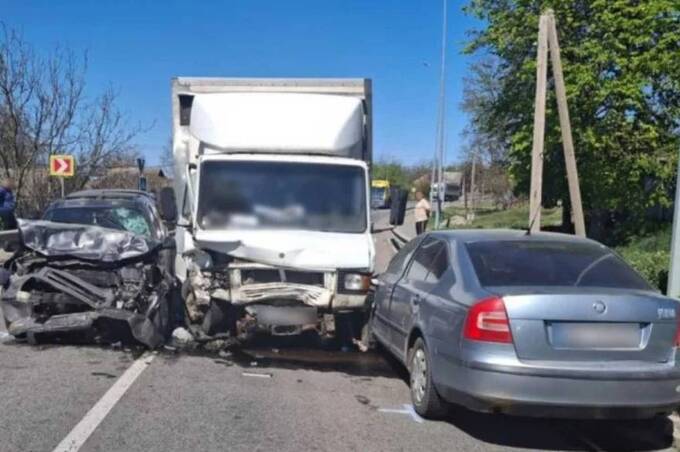 Масштабна ДТП на Вінниччині: постраждали двоє водіїв