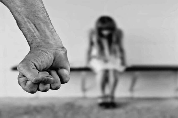 П'яний чоловік бив 12-річну дівчинку головою об двері та совком: яке покарання отримав