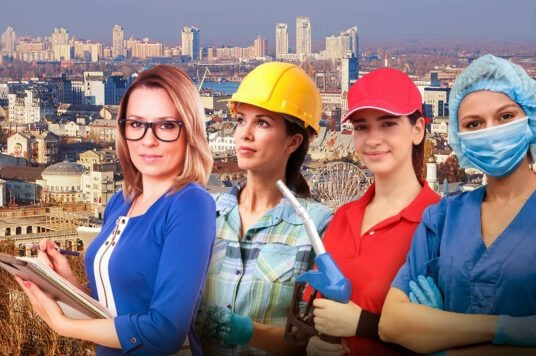 Понад 6 років безоплатної праці: чому жінки досі отримують менше за чоловіків