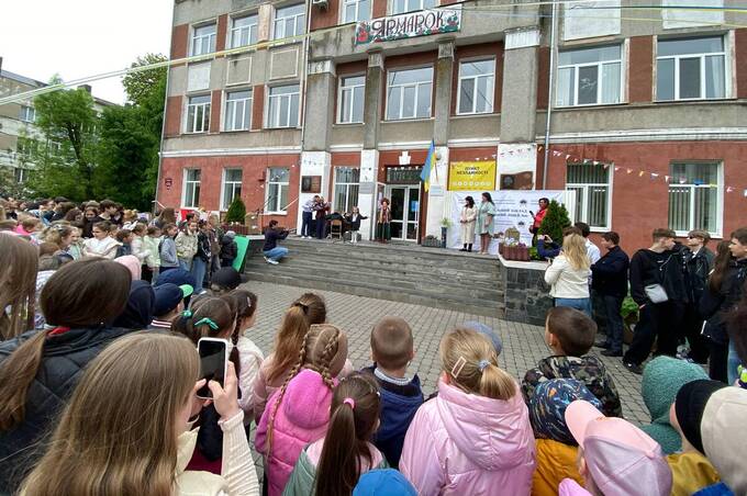 Ліцей №4 провів благодійний ярмарок, щоб допомогти батькам-Захисникам: як це було
