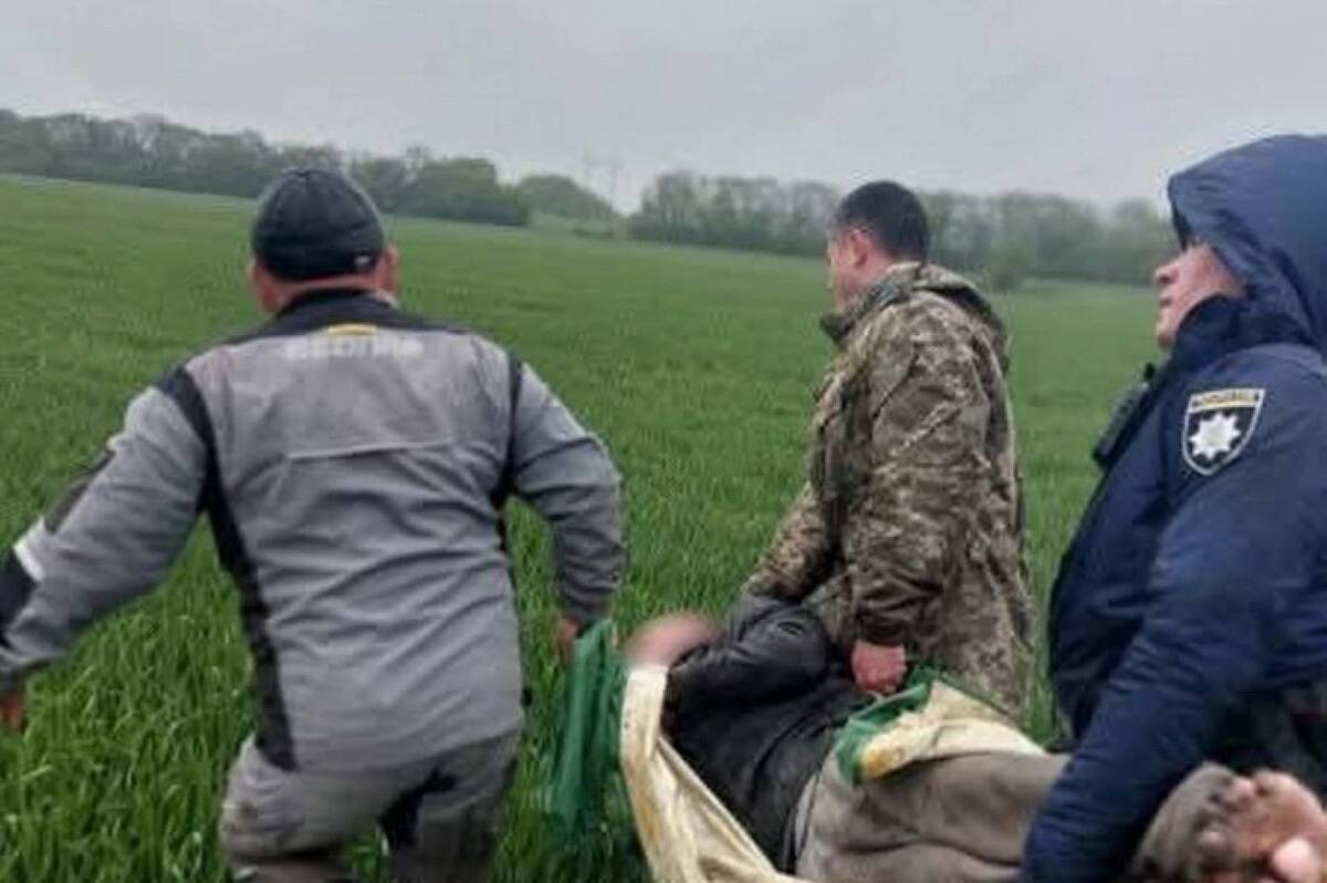 Вінницькі поліцейські врятували хлопчика, який ледь не замерз у полі
