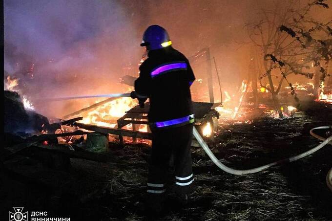 На Вінниччині горів гараж та господарська споруда