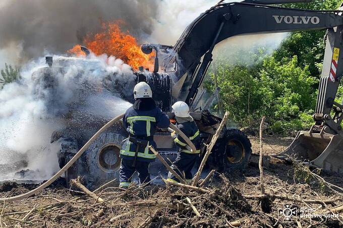 Неподалік Ладижина загорівся екскаватор