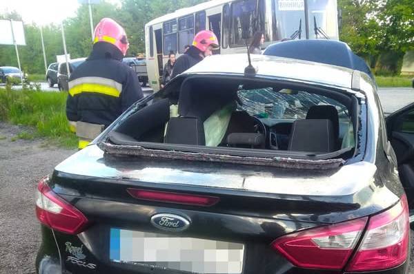 Під Вінницею зіткнулися легковик і два автобуси: водійку деблокували з авто