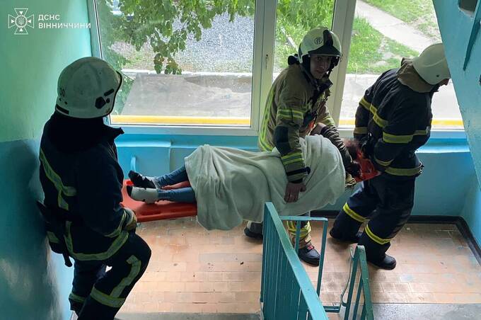 У Ладижині рятувальники допомогли жінці, яка випала з вікна третього поверху
