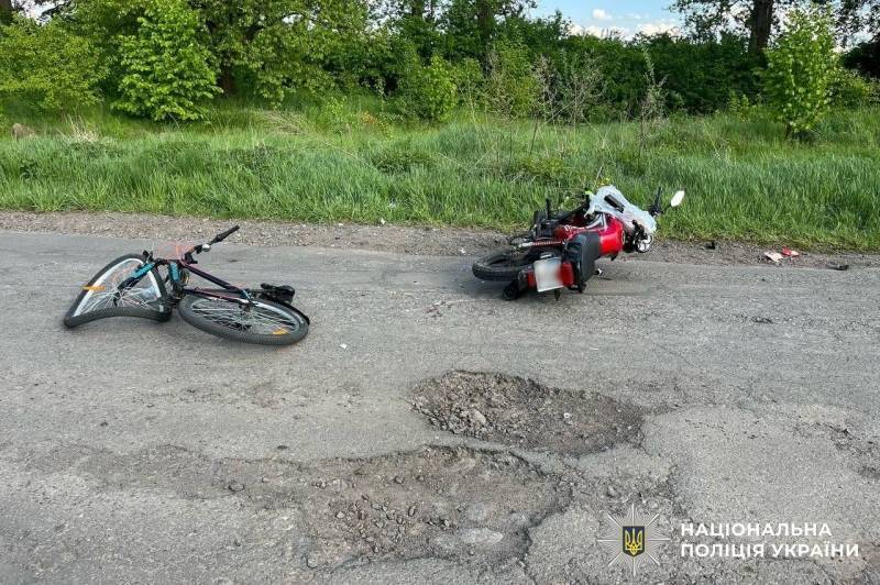 На Вінниччині зіткнулися мотоцикл та велосипед: обидва водії в лікарні