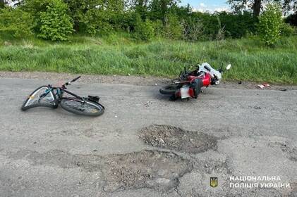 На Вінниччині зіткнулися мотоцикл та велосипед: обидва водії в лікарні