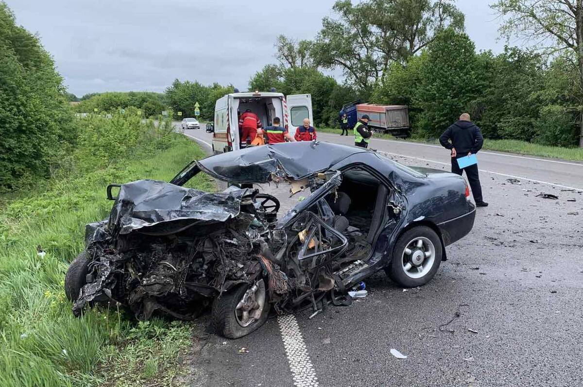 Поблизу Нижчої Кропивни зіткнулися два авто: водія довелося деблокувати з салону