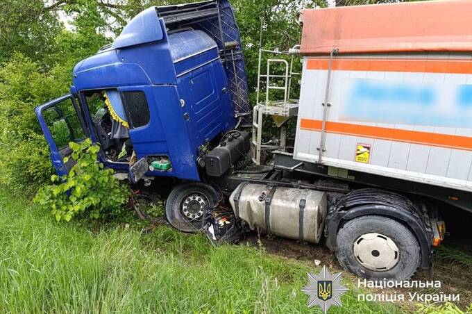 Смертельна ДТП на Вінниччині: після зіткнення з вантажівкою загинула пасажирка Mazda