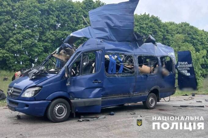 Удар по цивільному автобусу на Сумщині: росія вбила 9 людей, ще четверо — поранені