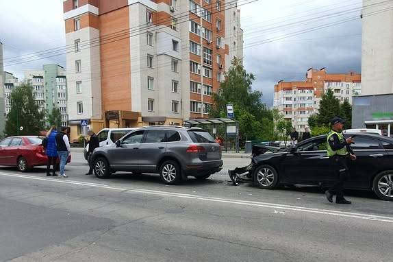 У Вінниці на вулиці Зодчих зіткнулися відразу три авто: що відомо