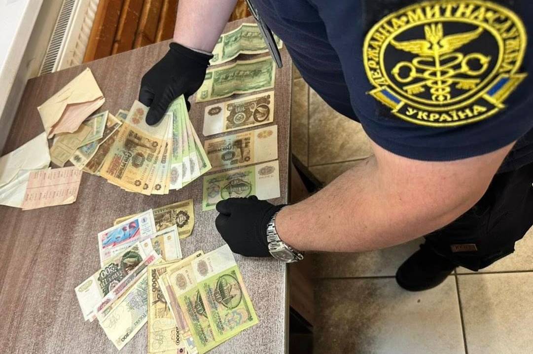 Українка та іноземець намагалися вивезти старовинні китайські юані через Вінницьку митницю