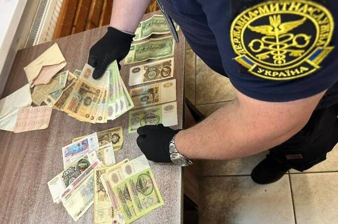 Українка та іноземець намагалися вивезти старовинні китайські юані через Вінницьку митницю