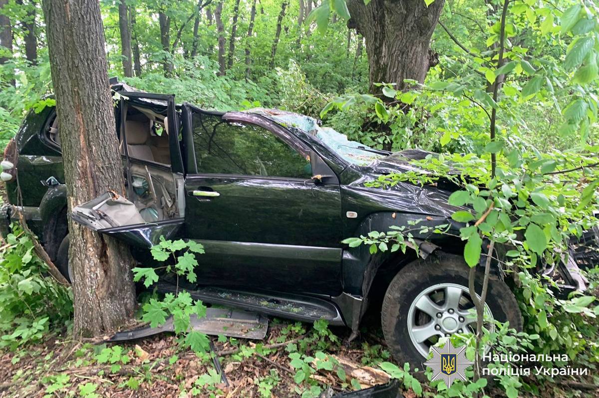 Перекинувся поза дорогою: на Вінниччині загинув водій Toyota, пасажирку госпіталізували