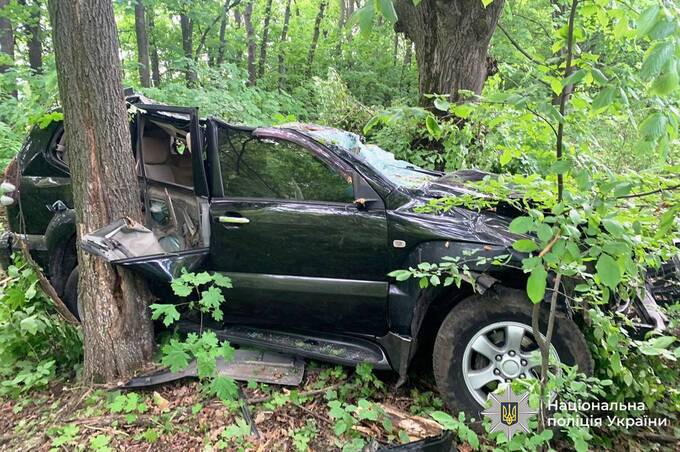 Перекинувся поза дорогою: на Вінниччині загинув водій Toyota, пасажирку госпіталізували
