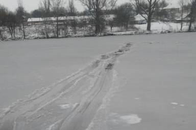 На Вінниччині рятувальники дістали з крижаної води чоловіка, який провалився під лід