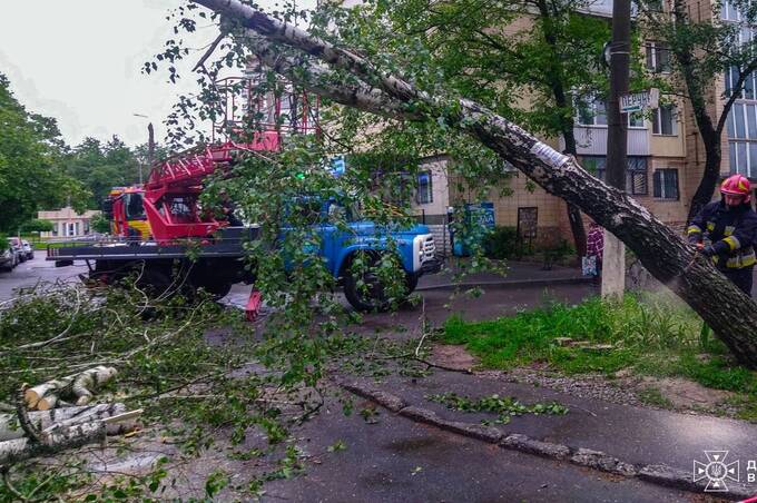 Повалені дерева, підтоплені будівлі та заблоковані дороги: наслідки негоди на Вінниччині
