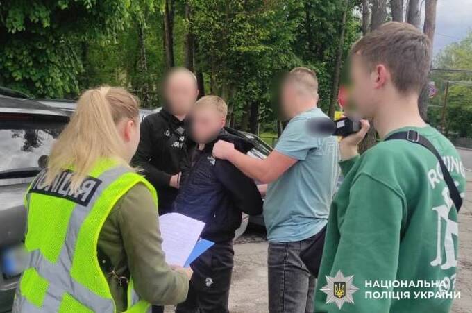 У Вінниці затримали чоловіка, який за $6000 обіцяв переправити військовозобов’язаного за кордон (відео)