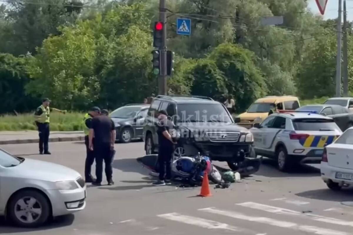 Жахлива ДТП у Вінниці: Lexus не пропустив мотоцикліста на перехресті Чорновола та Балаби (відео)
