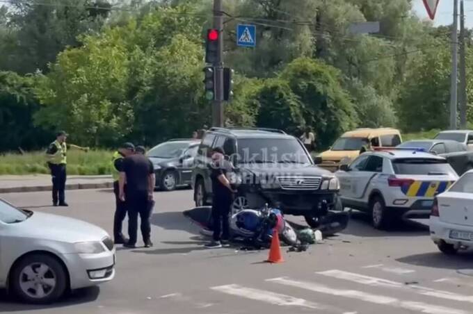 Жахлива ДТП у Вінниці: Lexus не пропустив мотоцикліста на перехресті Чорновола та Балаби (відео)