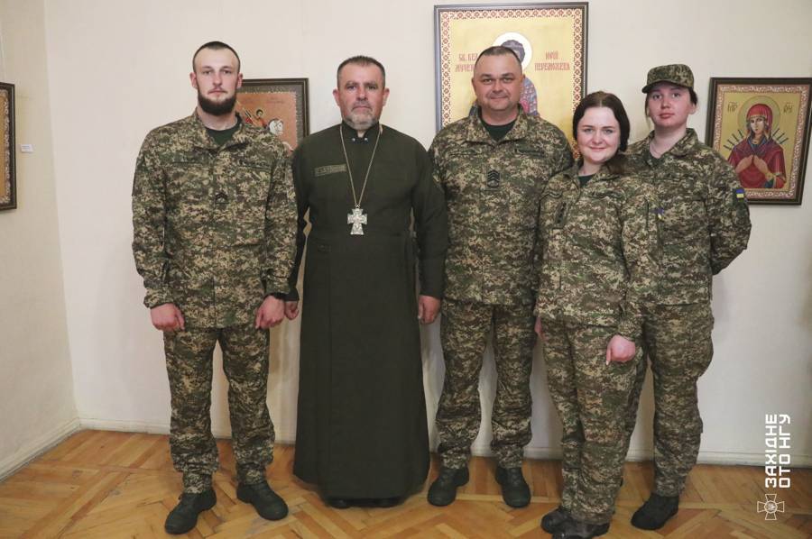 Військові-іконописці з Вінниці презентували виставку в художньому музеї: далі — Канада