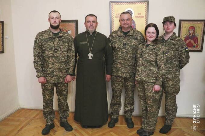 Військові-іконописці з Вінниці презентували виставку в художньому музеї: далі — Канада