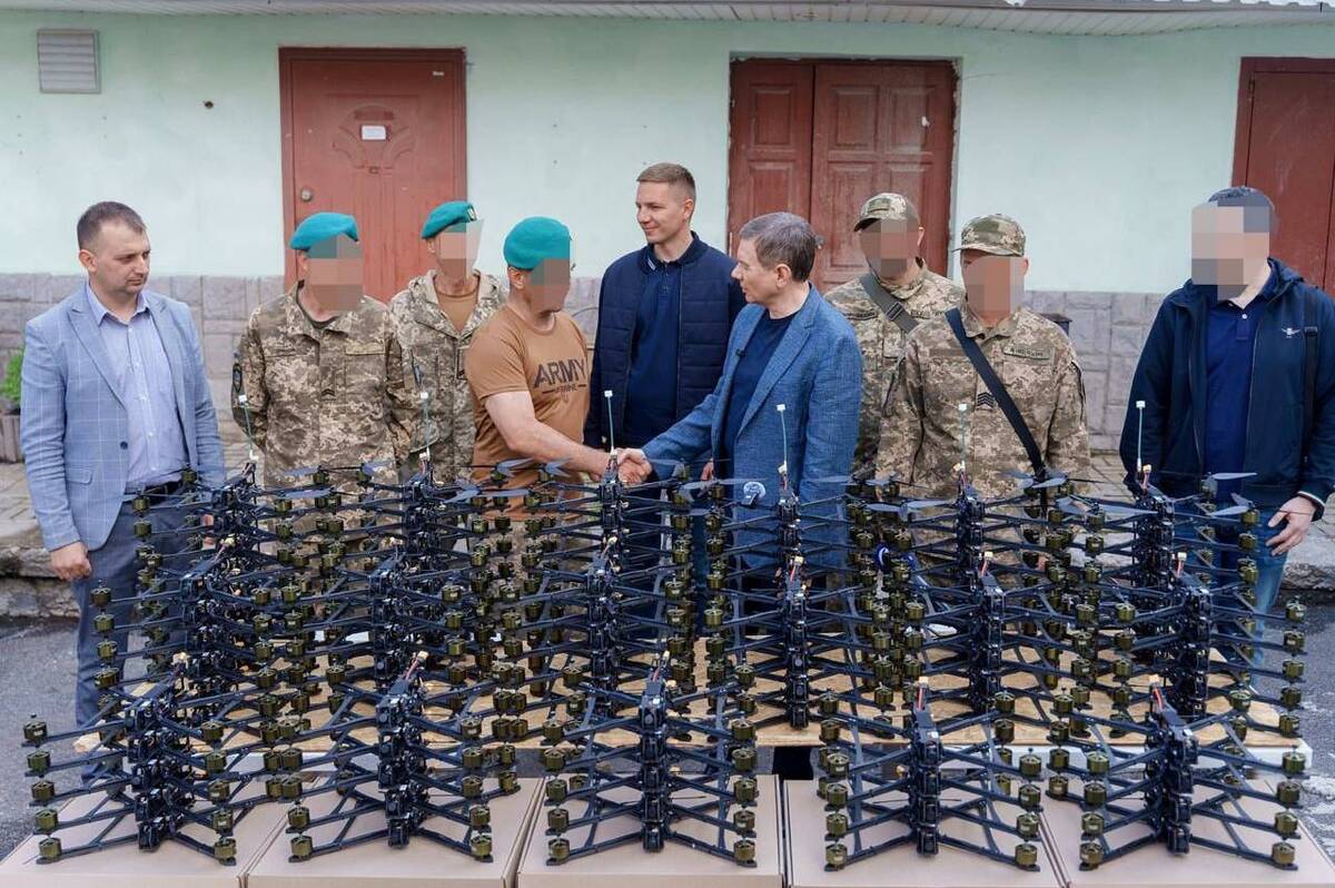 Міжрегіональний координаційний гуманітарний штаб передав FPV-дрони, багі та автомобіль Ford для військових на передову