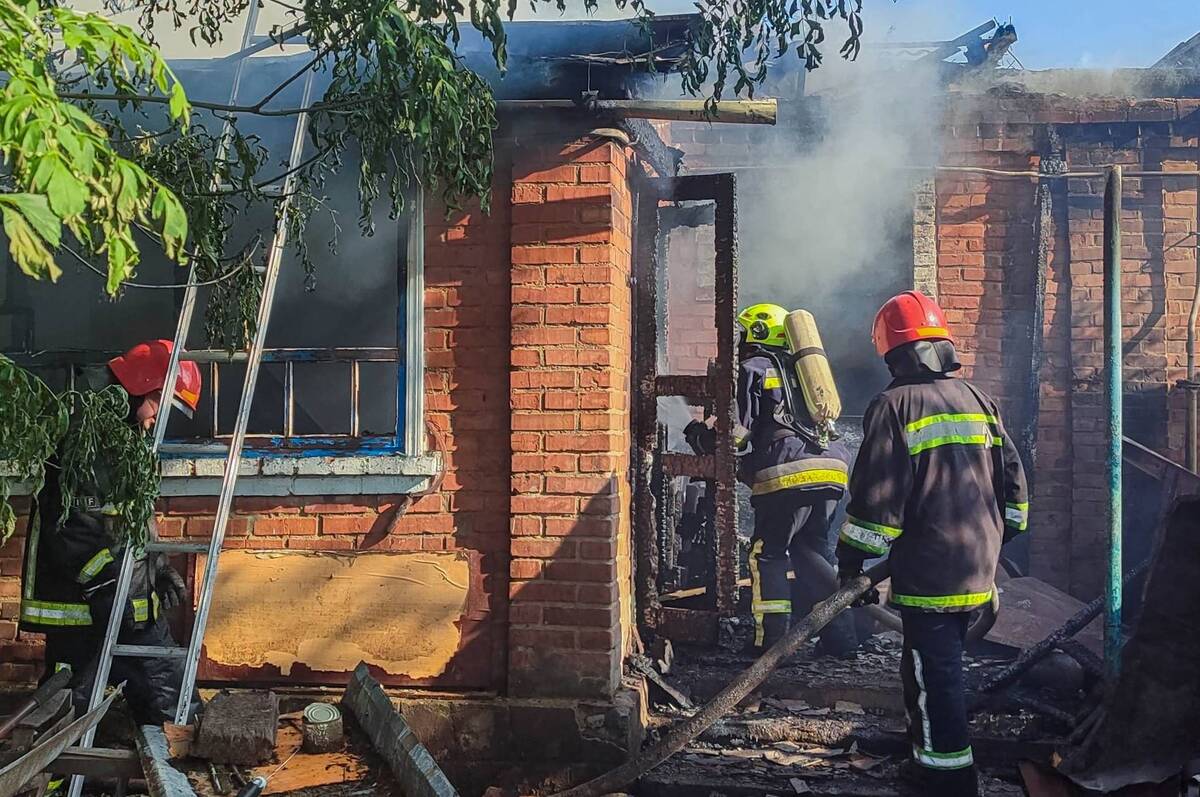 У Немирові під час пожежі рятувальники витягли 82-річну жінку з палаючого будинку (фото)