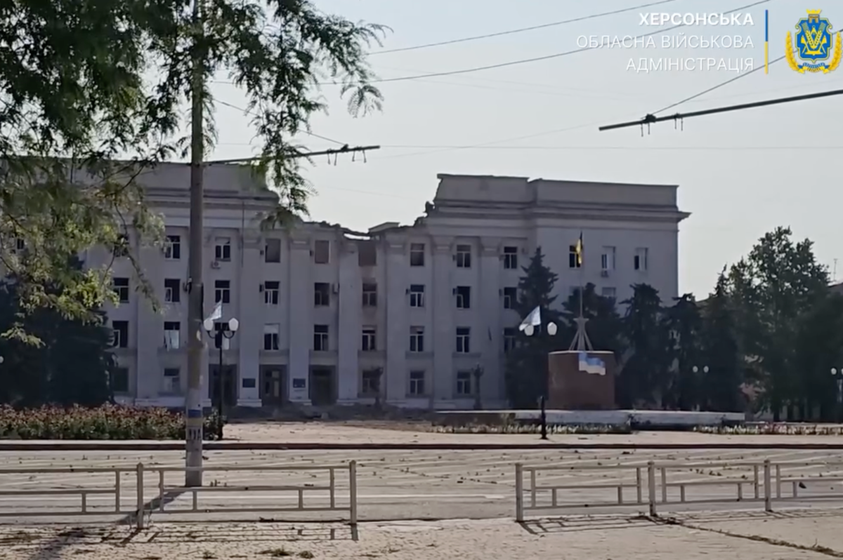 Росіяни скинули чотири авіабомби на центр Херсона: є поранені, зруйновані будівлі (відео)