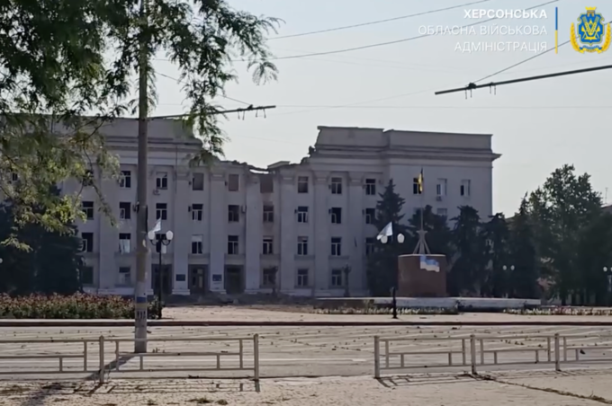 Росіяни скинули чотири авіабомби на центр Херсона: є поранені, зруйновані будівлі (відео)