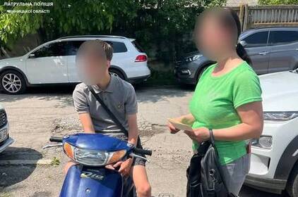 Патрульні зупинили неповнолітнього скутериста: на матір підлітка написали протокол