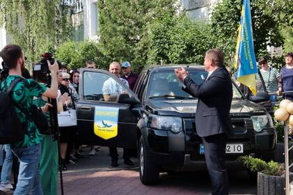 Вінницький ліцей №29 під час свята Останнього дзвоника передав ЗСУ автомобіль (ФОТО)