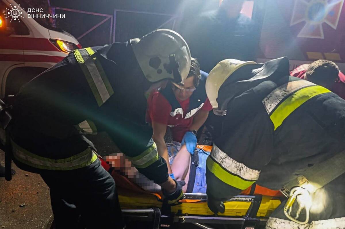 На Вінниччині мікроавтобус врізався в стовп: пасажирку затисло в салоні
