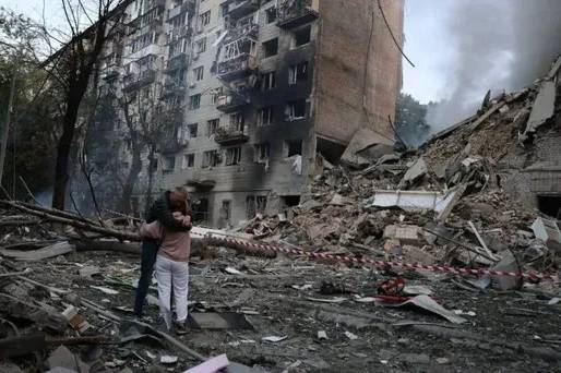 У Києві з-під завалів дістали тіло хлопця, якого цілий день чекали батьки