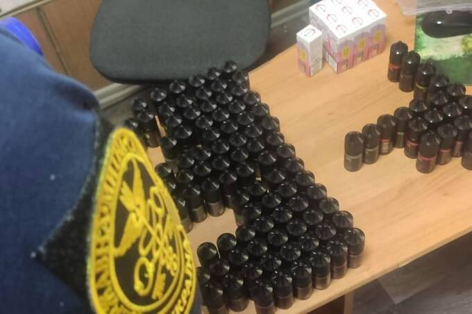 Упаковки з сюрпризом: мешканка Молдови намагалась провезти контрабанду незвичним способом