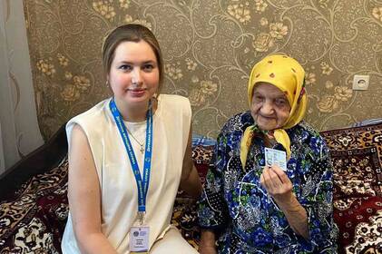 У Вінниці столітній бабусі вручили новий ID-паспорт просто у неї вдома
