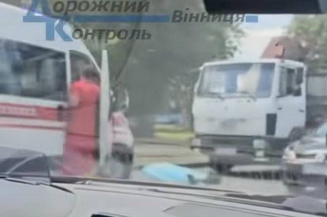 Біля Західного автовокзалу у Вінниці просто на дорозі помер водій евакуатора (відео)