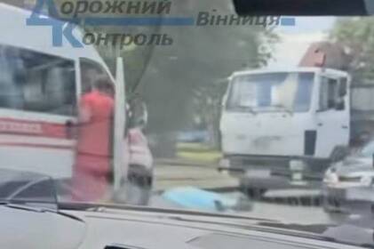 Біля Західного автовокзалу у Вінниці просто на дорозі помер водій евакуатора (відео)