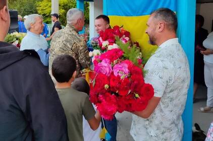 На Вінниччині земляки з квітами зустріли звільненого з полону 25-річного Захисника (ФОТО)
