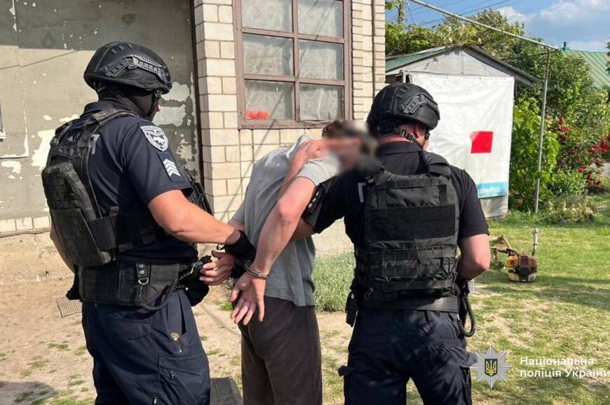 У шанувальника російського прапора з Вінниччини вдома знайши велику кількість холодної зброї