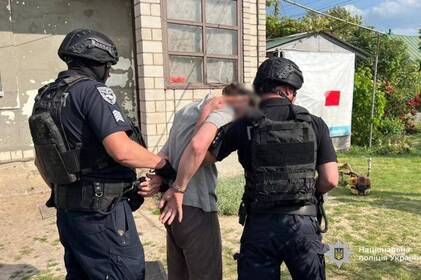 У шанувальника російського прапора з Вінниччини вдома знайшли велику кількість холодної зброї