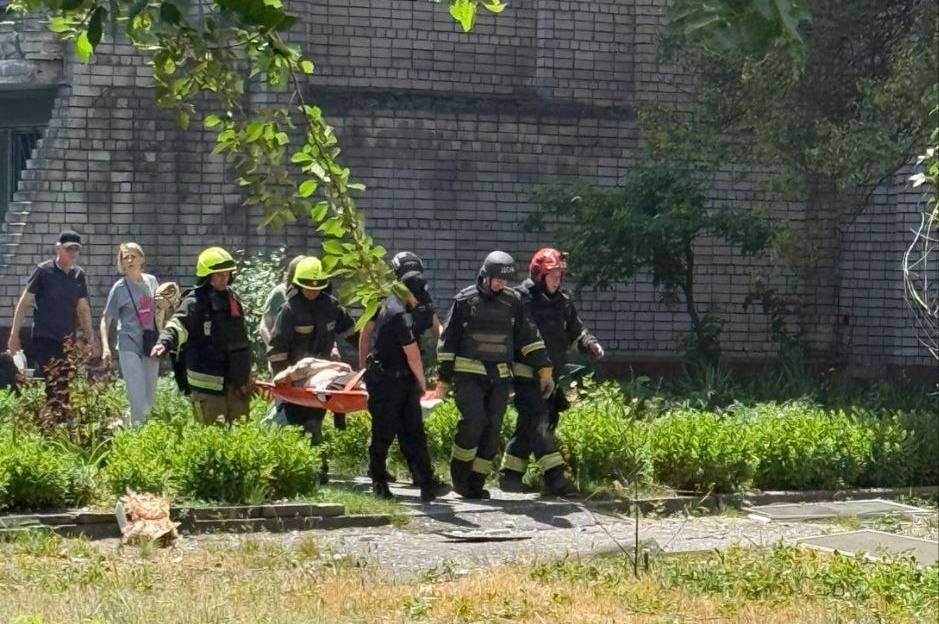 Ворог вдарив по Дніпру балістикою: є загиблі та постраждалі, понівечено потяг (відео)
