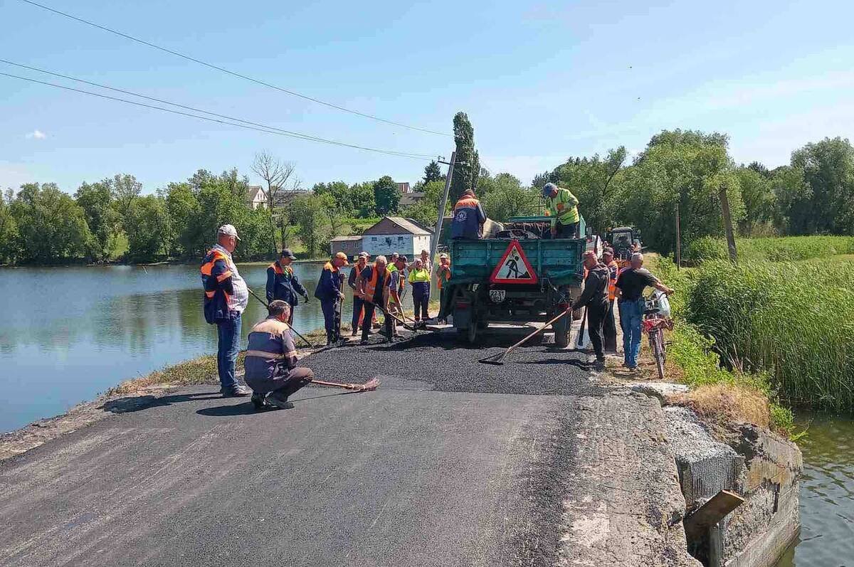 Мешканці села Бережани спільними зусиллями відремонтували старий міст (ФОТО)